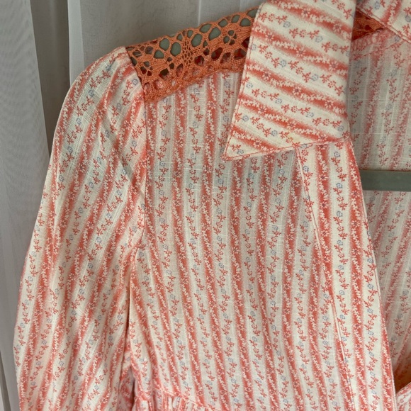 Free People buttons up bohemian dress with long sleeves.Perfect for summer. - Picture 6 of 10